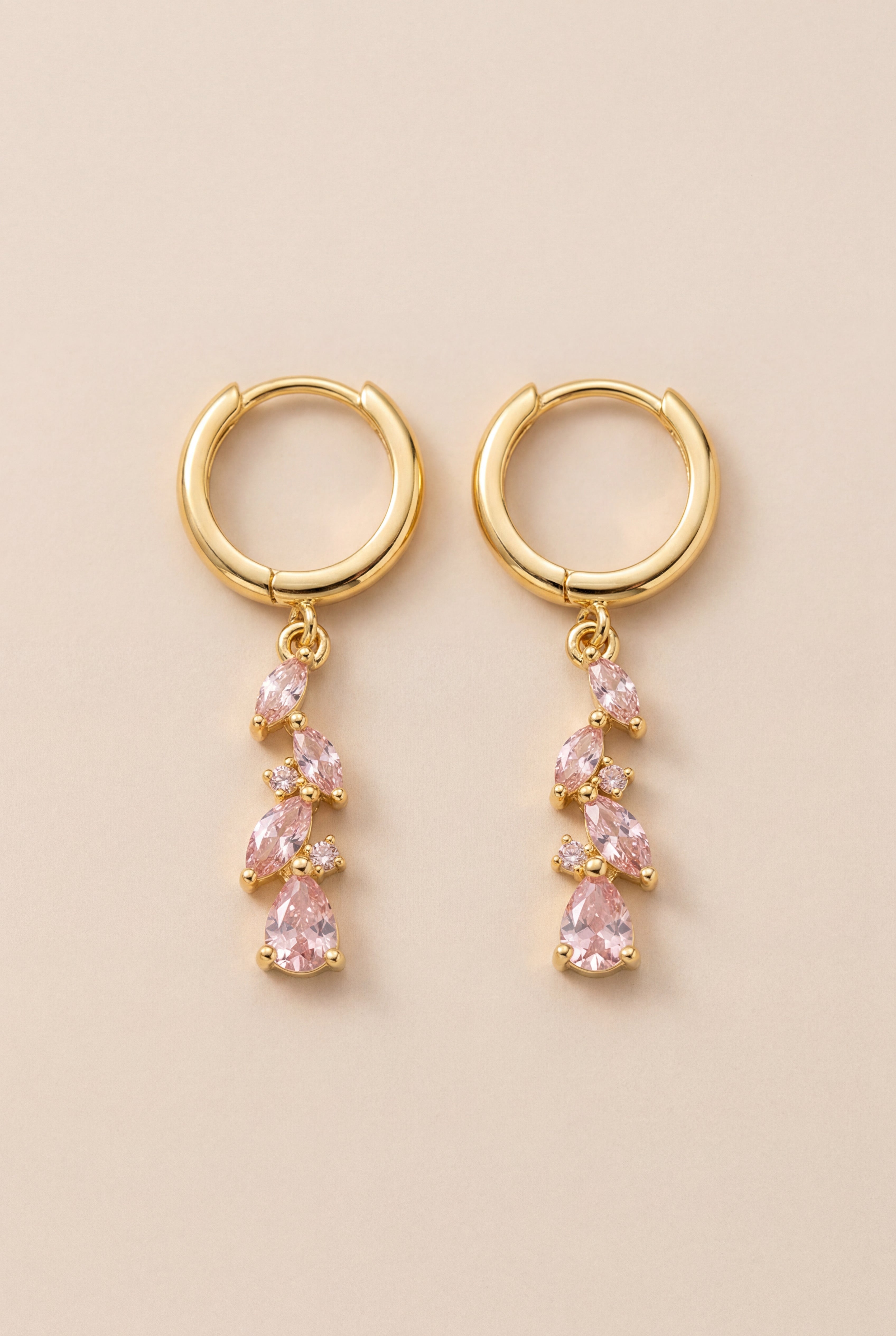 أقراط من أحجار كريمة على شكل كرمة