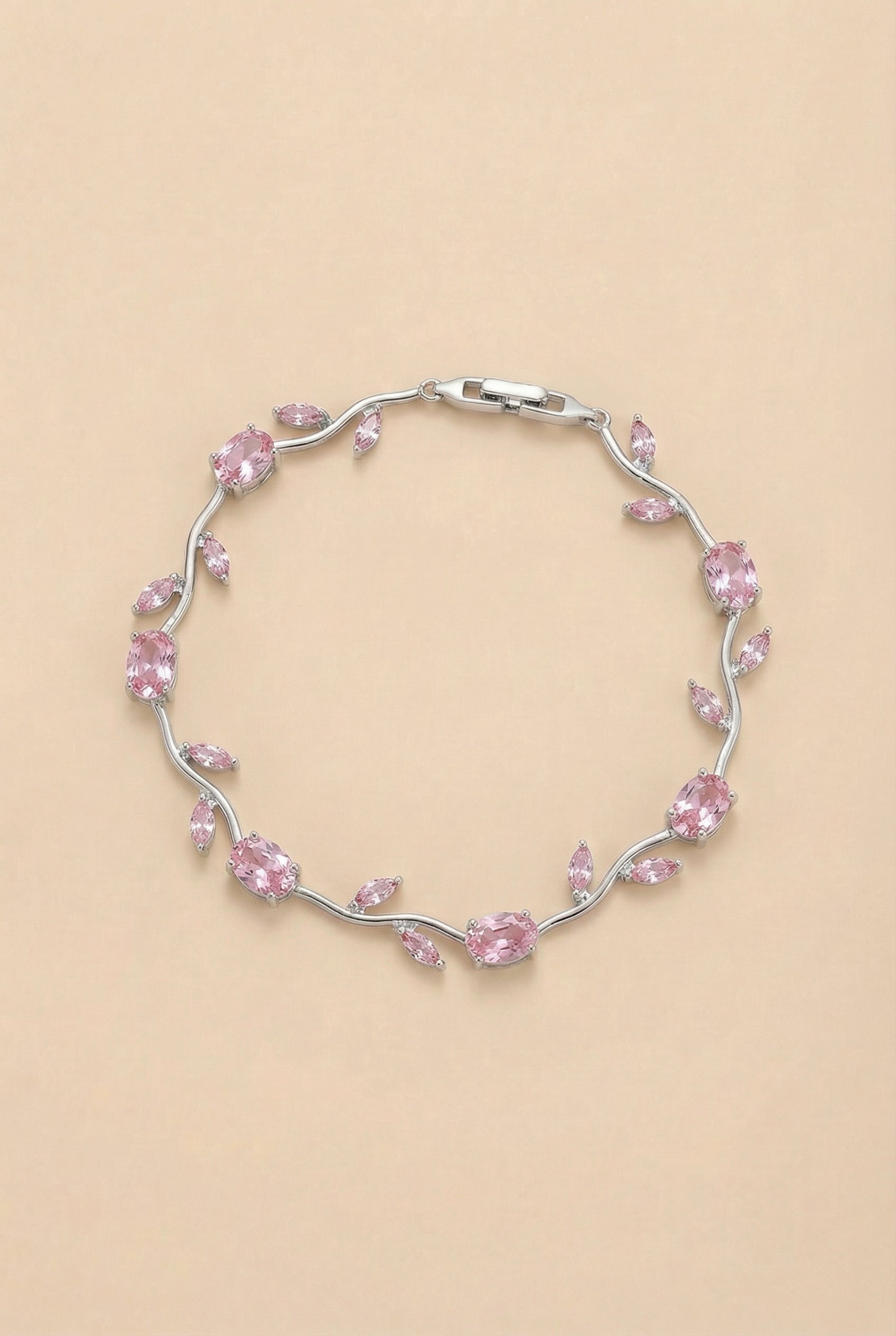 سوار فضي بنقشة زهرة الكرمة