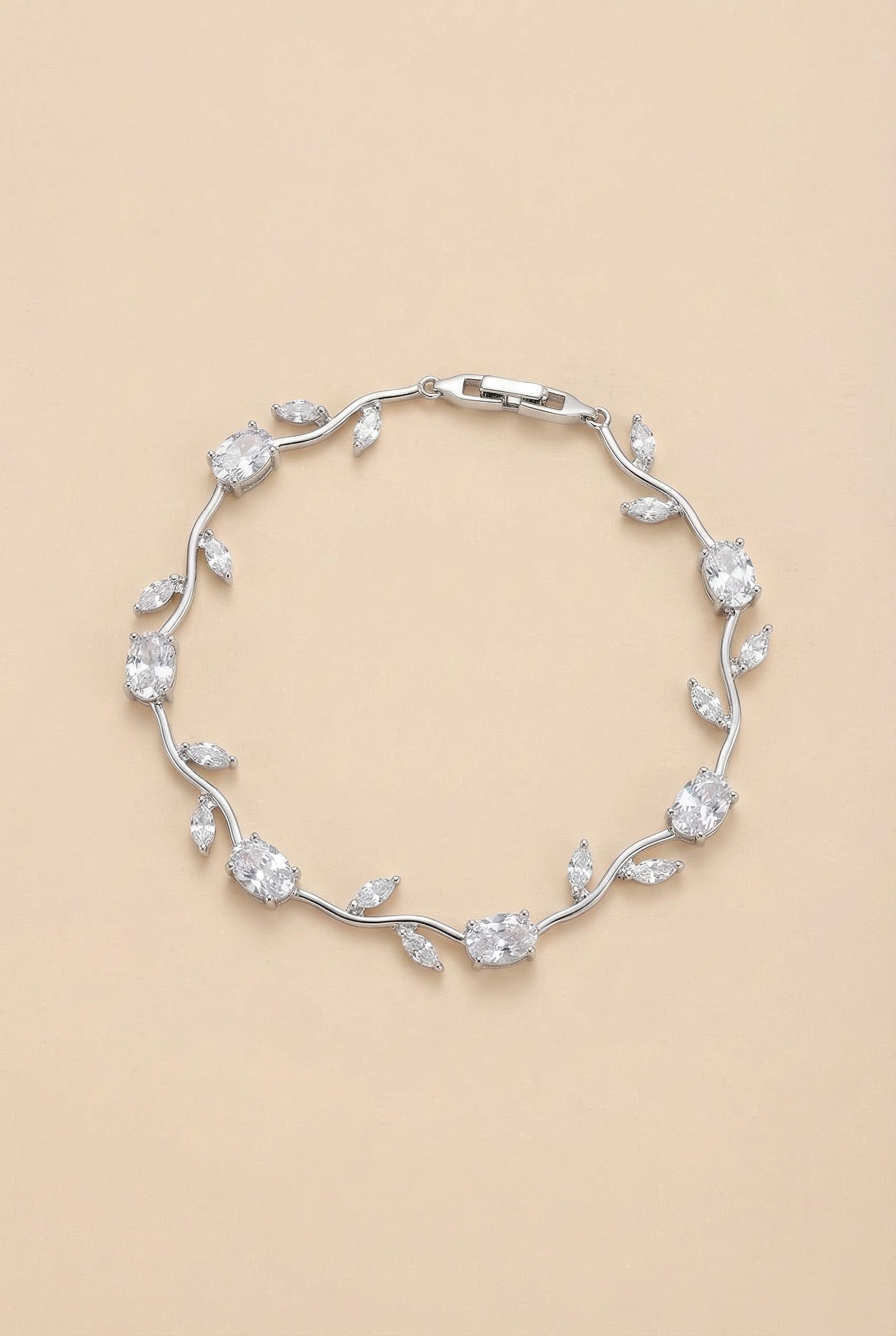 سوار فضي بنقشة زهرة الكرمة